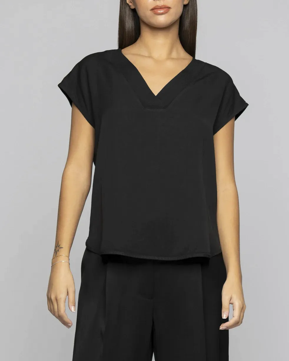 Blusa nera ampia in viscosa con scollo a V e maniche ad aletta
