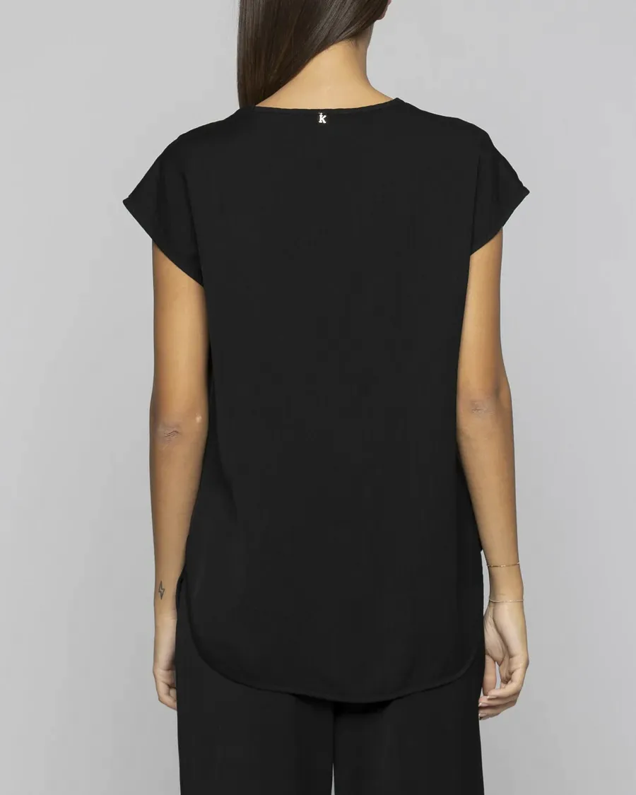 Blusa nera ampia in viscosa con scollo a V e maniche ad aletta